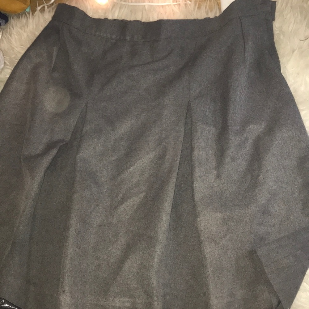 Gray flows skirt !